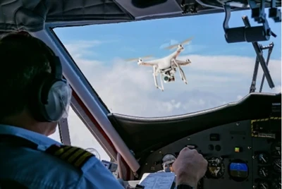 Les drones volent noir, ces choses-là, vous savez ?